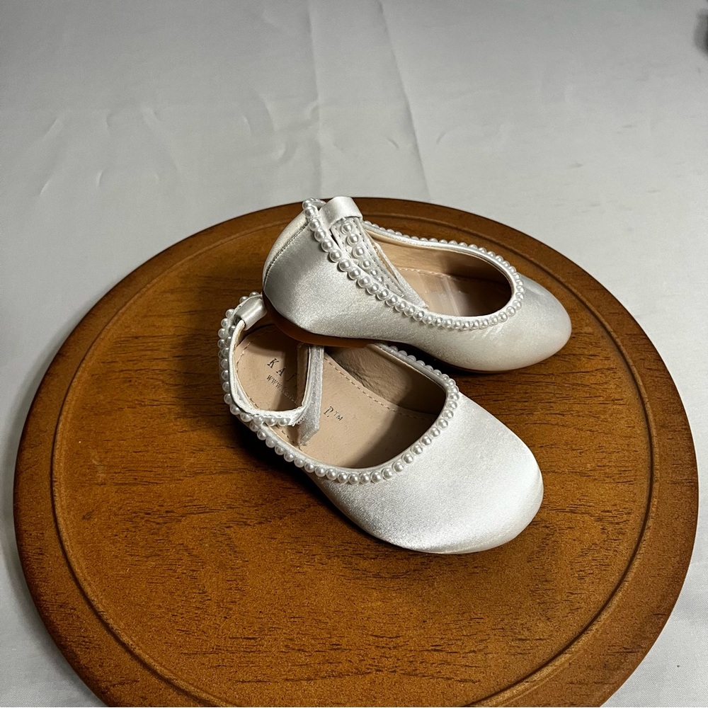 Kailee P White Satin  Girls Dress Shoes with Pearl Trim Sz 7 - Picture 2 of 8